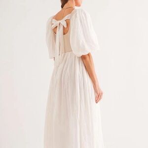 Feminine puff sleeve dress